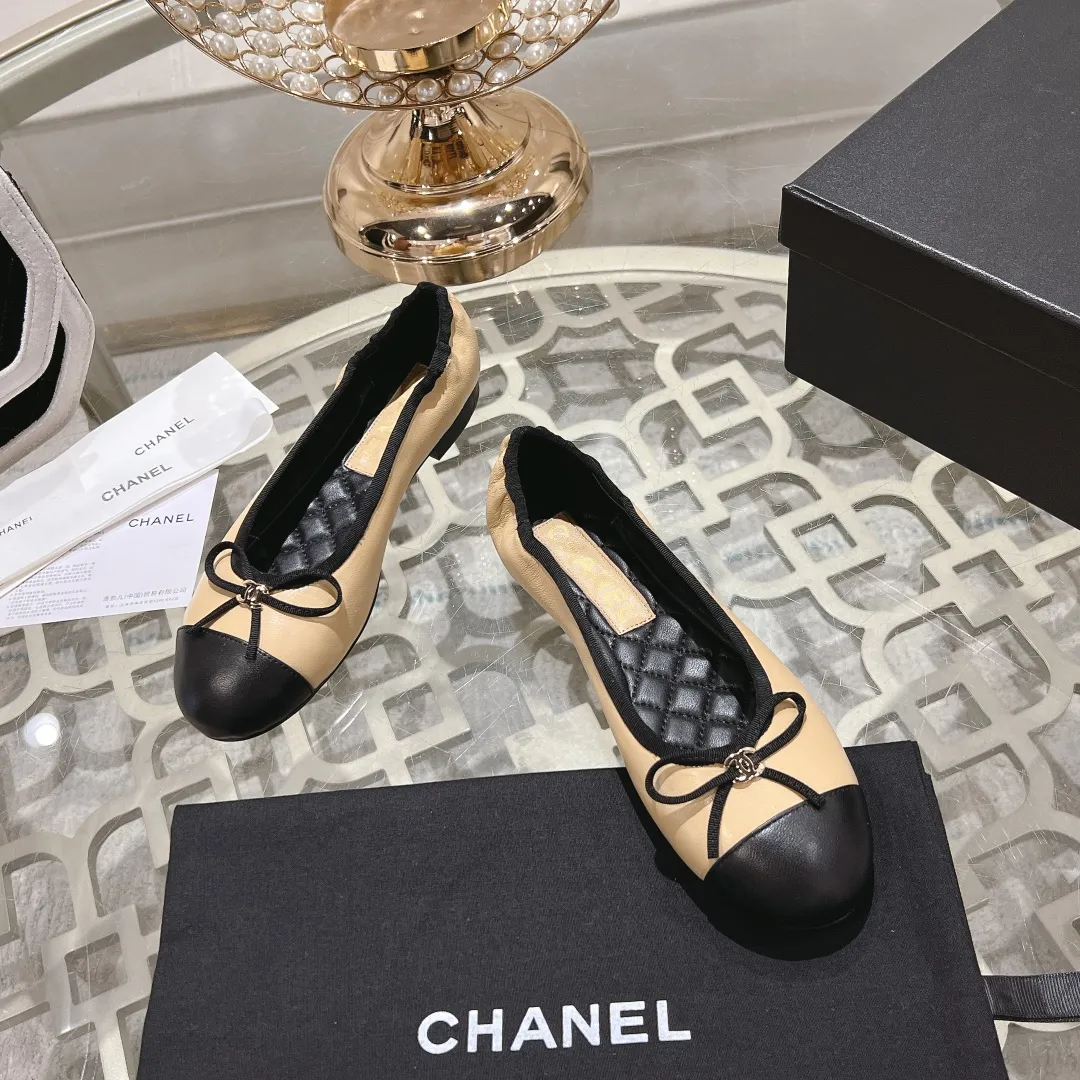 👟👟Ex-factory price 540👟👟 🌹🌹🌹2025 latest CHANEL Chanel early spring catwalk new model 🌸️Purchased the original version in Hong Kong and opened the mold exclusively. Top quality % genuine last developed with smooth lines. The shoe shape is perfect and can be safely entered and exited from the counter! Official website 1:1 production. 🇮🇹🇮🇹🇮🇹 Material: Mixed sheepskin imported from Italy & private molded double C buckle and letters are delicate, smooth, shiny and feel great! 💅The fabric and the feet are made of the same material, which is great on the feet! ! ! Color: black/apricot Code number: 34-40 (custom-made sizes 41 and 42 are non-refundable)